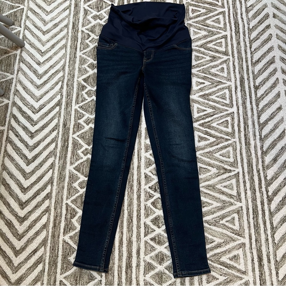 Old Navy dark wash full panel skinny jeans. Excellent condition!